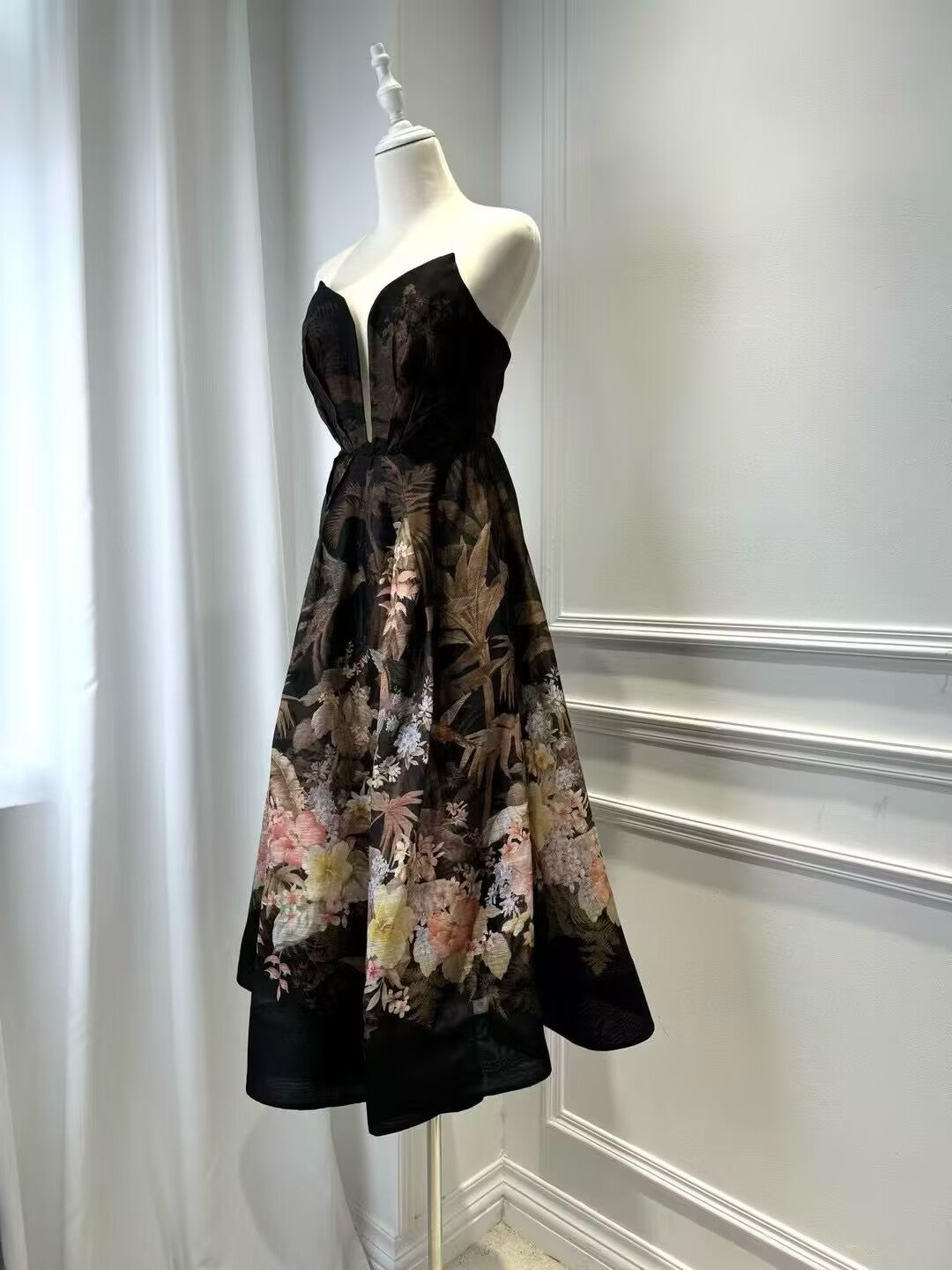 Women's V-neck Sleeveless Printed Fashionable Mid Length Dress Made of Silk And Linen