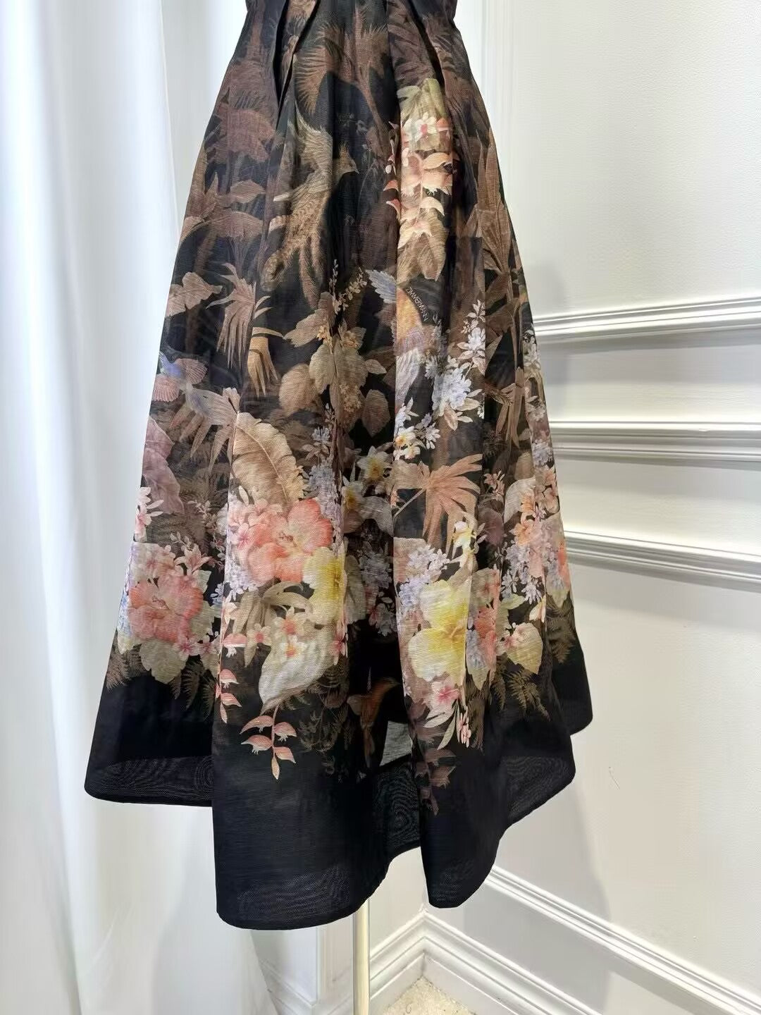 Women's V-neck Sleeveless Printed Fashionable Mid Length Dress Made of Silk And Linen