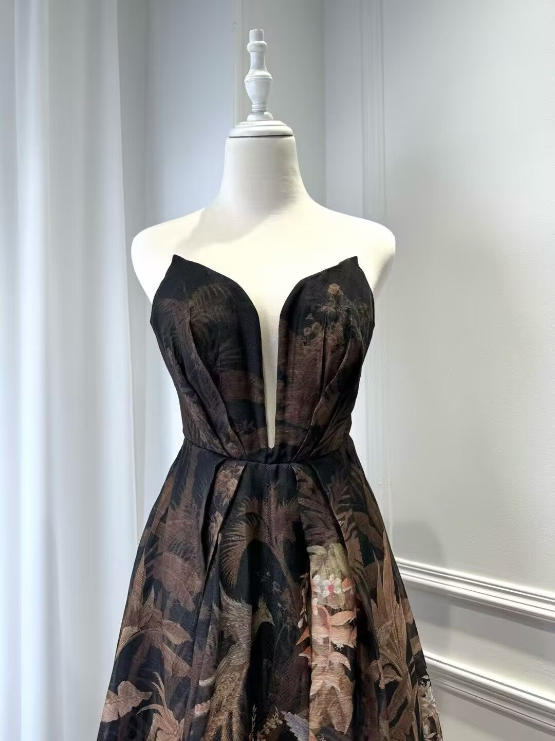 Women's V-neck Sleeveless Printed Fashionable Mid Length Dress Made of Silk And Linen